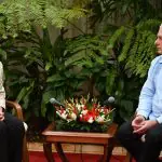 Gleisi Hoffmann, com blusa bege e calça preta, ao lado do ditador cubano, Miguel Díaz-Canel, com camiseta azul clara e calça preta