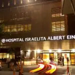 Fachada do Hospital Albert Einstein, no Morumbi, em São Paulo. As luzes de dentro, na cor amarela, saem para a rua como raios de luz