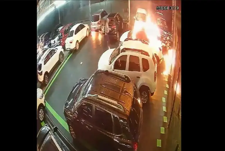 Imagem dos carros pegando fogo