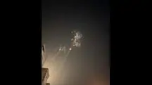Imagem da cidade de Kiryat Shmon, no norte de Israel, sofrendo ataques do Hezbollah. Está de noite, e as luzes amarelas são dos foguetes dos terroristas sendo interceptados pelo sistema antimíssil de Israel
