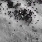 Imagem em preto e branco, feita por drones, de cidadãos palestinos tentando avançar sobre um comboio na Faixa de Gaza