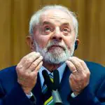 O presidente do Brasil, Luiz Inácio Lula da Silva, gesticula depois de condecorar o presidente da França, Emmanuel Macron, com o Grande Colar da Ordem Nacional do Cruzeiro do Sul durante encontro no Palácio do Planalto, em Brasília (DF) - 28/3/2024 | Foto: Wilton Junior/Estadão Conteúdo