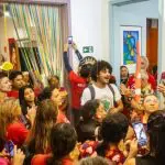 Imagem mostra integrantes do MTST invadindo a Vice-Prefeitura de Fortaleza. A maioria deles está com camisaeta vermelha