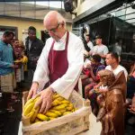 O padre Júlio Lancellotti distribuindo café da manhã para moradores de rua na Igreja de São Miguel Arcanjo, na capital paulista