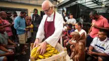 O padre Júlio Lancellotti distribuindo café da manhã para moradores de rua na Igreja de São Miguel Arcanjo, na capital paulista