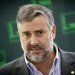 Paulo Pimenta, ministro-chefe da Secretaria de Comunicação Social, barba e cabelo grisalhos, veste camisa social listrada e paletó cinza