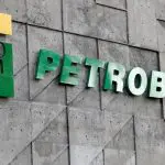 A fachada da Petrobras, com parede cinza e letreito verde e amarelo