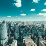 Vista aérea de São Paulo com céu claro, indicando uma previsão do tempo ensolarada e sem nuvens