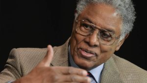 O economista Thomas Sowell, de mais de 90 anos, identificou os avanços do autoritarismo que ocorreriam no Brasil