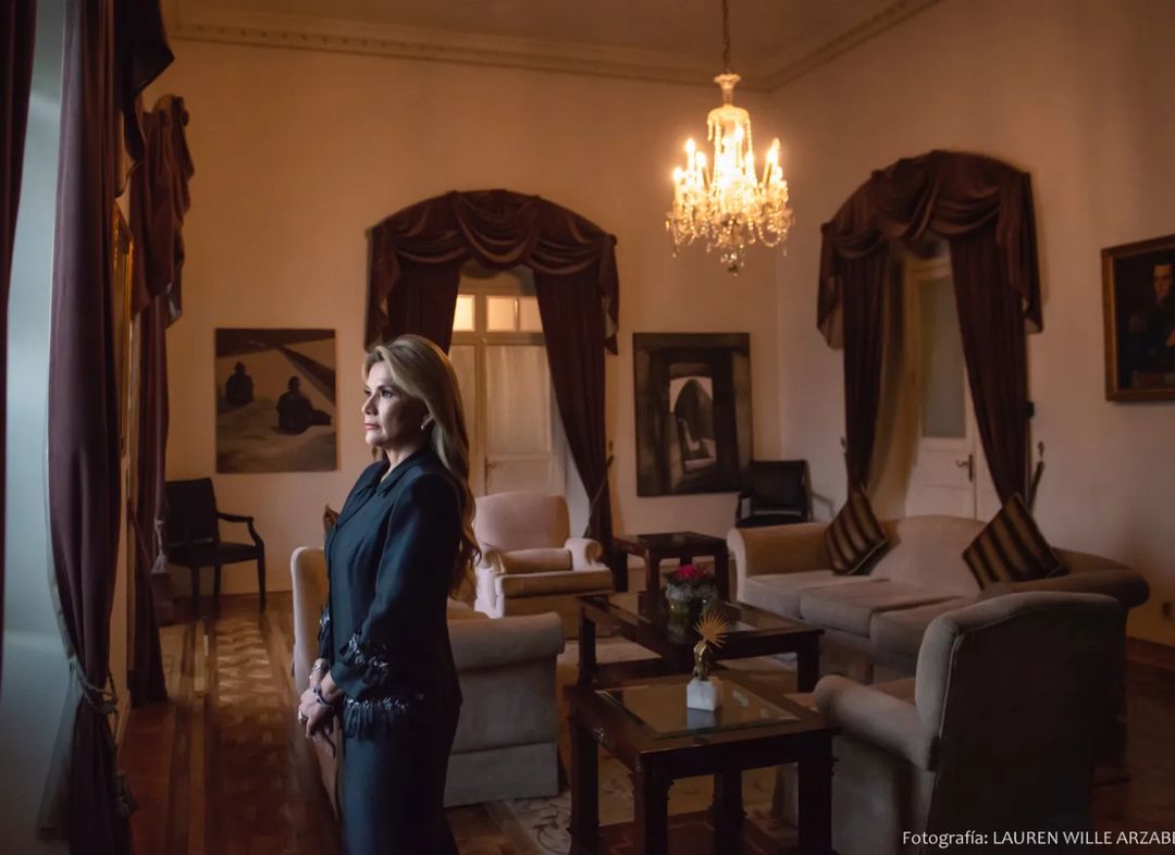 Jeanine Añez, ex-presidente da Bolívia, em uma sala