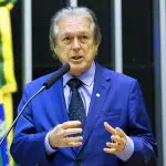 O presidente do União Brasil, Luciano Bivar, em discurso na Câmara dos Deputados