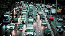 A imagem ilustra um movimento de carros em uma avenida brasileira. Todos devem pagar IPVA
