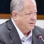 O deputado federal Chiquinho Brazão, em audiência no Congresso Nacional. Ele aparece com os cabelos branco, paletó cinza e camisa branca