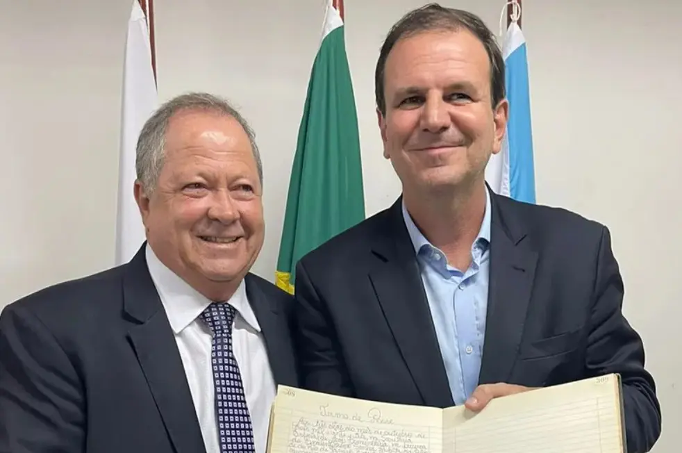 Chiquinho Brazão e Eduardo Paes: sorridentes no dia da nomeação do secretário de Ação Comunitária do Município do Rio de Janeiro — 3/10/2023 | Foto: Divulgação/PMRJ