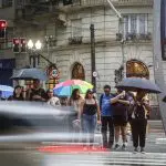 Pessoas no centro de SP com guarda-chuva