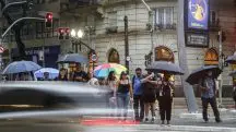 Pessoas no centro de SP com guarda-chuva