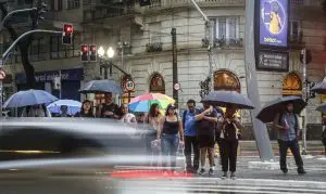 Pessoas no centro de SP com guarda-chuva