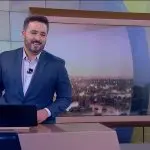 Foto do apresentador Felipe Malta no estúdio do Primeiro Impacto, do SBT