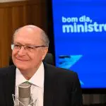 O vice-presidente Geraldo Alckmin sorrindo sutilmente