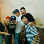 Os integrantes da banda Mamonas Assassinas (e/d), Júlio Rasec (tecladista), Dinho (vocalista), Samuel Reoli (baixista), Bento Hinoto (guitarrista) e Sérgio Reoli (baterista), posam para foto nos bastidores de apresentação da banda em 1995 | Foto: Fernando Sampaio/Estadão Conteúdo