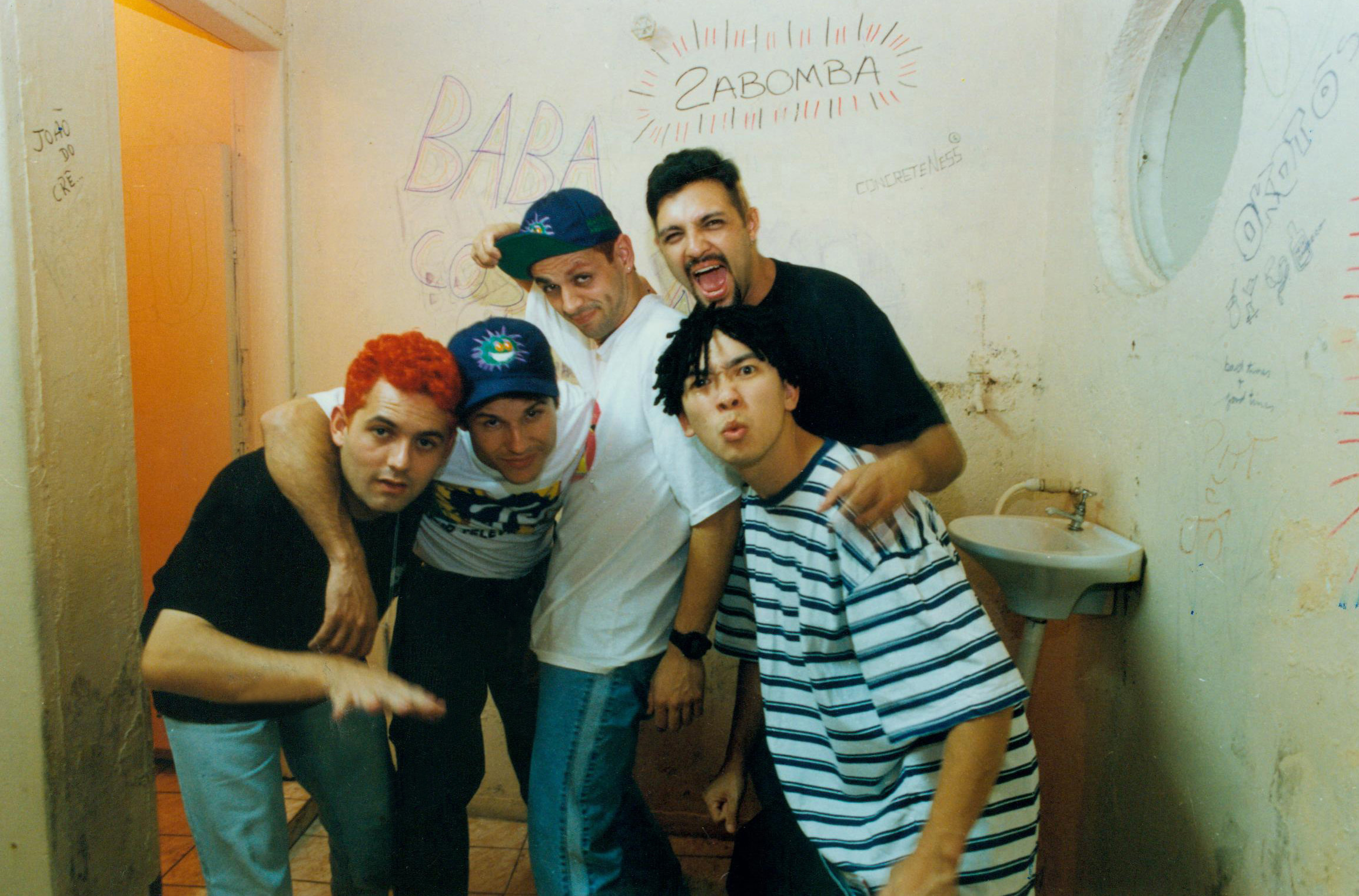 Os integrantes da banda Mamonas Assassinas (e/d), Júlio Rasec (tecladista), Dinho (vocalista), Samuel Reoli (baixista), Bento Hinoto (guitarrista) e Sérgio Reoli (baterista), posam para foto nos bastidores de apresentação da banda em 1995 | Foto: Fernando Sampaio/Estadão Conteúdo