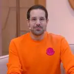 Foto do apresentador Paulo Mathias nos estúdios do SBT