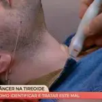 Foto do apresentador Paulo Mathias durante exame feito ao vivo