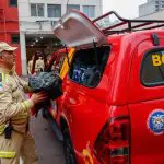Bombeiro em frente ao carro | A equipe resgatou três das quatro pessoas desaparecidas (duas mulheres e um homem), que já estavam sem vida | Foto: Divulgação/Corpo de Bombeiros do Paraná