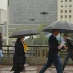 pessoas com guarda-chuva em clima chuvoso
