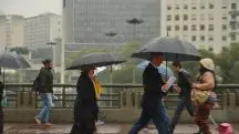 pessoas com guarda-chuva em clima chuvoso