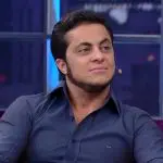 O vereador Thammy Miranda, de camiseta azul marinho, olhando para o lado, em direção a um entrevistador, que não aparece na tela
