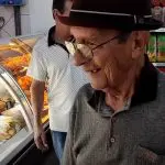 Idoso cubano se impressiona com supermercado brasileiro