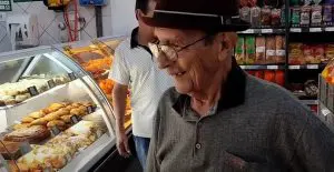 Idoso cubano se impressiona com supermercado brasileiro