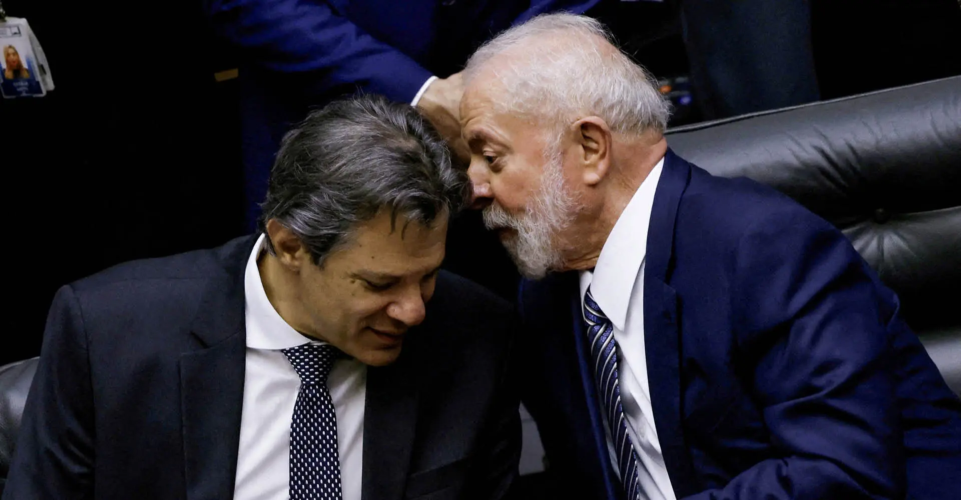 Lula falando no ouvido do haddad