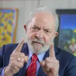 Lula com cara de bravo e com os dois indicadores levantados