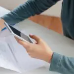 O boleto bancário é um dos meios mais utilizados pelos brasileiros, e, somente no ano passado, foram emitidos 4,2 bilhões de documentos transacionados — o equivalente a cerca de R$ 5,8 trilhões pagos | Foto: Reprodução/IQ
