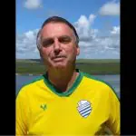 O ex-presidente Jair Bolsonaro, de camisa amarela, convoca os cariocas para uma manifestação popular