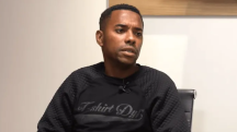 Depois de levar uma rasteira na partida, um detento disse que Robinho está batizado no presídio | Foto: Reprodução/Redes sociais