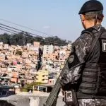 Soldado da Rota olhando para favela