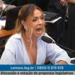 Ao ouvir tal declaração, os deputados presentes corrigiram o termo usado por Erika Hilton. 'Mulheres e meninas', disseram | Foto: Reprodução/YouTube/Câmara dos Deputados