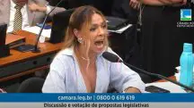 Ao ouvir tal declaração, os deputados presentes corrigiram o termo usado por Erika Hilton. 'Mulheres e meninas', disseram | Foto: Reprodução/YouTube/Câmara dos Deputados