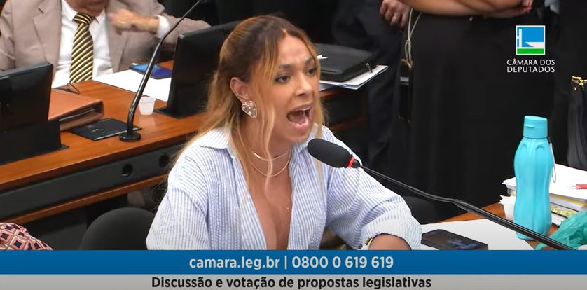 Ao ouvir tal declaração, os deputados presentes corrigiram o termo usado por Erika Hilton. 'Mulheres e meninas', disseram | Foto: Reprodução/YouTube/Câmara dos Deputados