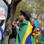 Manifestantes cantaram o Hino Nacional e fizeram discursos contra as prisões dos invasores dos Três Poderes, em 8 de janeiro de 2023 | Foto: Reprodução/Twitter/X
