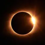 O eclipse solar ocorre quando a Lua se posiciona entre a Terra e o Sol, de modo a bloquear os raios solares | Foto: Jongsun Lee/Unsplash