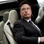 O dono do Twitter/X, Elon Musk, entra em um carro da montadora Tesla, da qual é CEO, ao deixar um hotel em Pequim, na China – 31/5/2023 | Tingshu Wang/Reuters