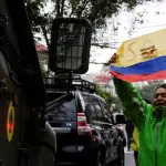 Cidadãos se manifestam em frente à Unidade Flagancy, onde as forças de segurança realizam a operação de transferência do ex-vice-presidente do Equador Jorge Glas, em Quito, Equador - 6/4/2024 | Foto: Karen Toiro/Reuters Equador méxico onu