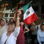 Cidadãos protestam em frente à Embaixada do Equador do México, depois que as autoridades equatorianas prenderam o ex-vice-presidente equatoriano Jorge Glas – 6/4/2024 | Foto: Luis Cortes/Reuters