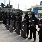 Policiais a postos, enquanto o ex-vice-presidente do Equador Jorge Glas deve chegar à prisão de La Roca, depois que as forças equatorianas invadiram a Embaixada do México em Quito - 6/4/2024 | Foto: Marcon Pin Reuters