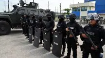 Policiais a postos, enquanto o ex-vice-presidente do Equador Jorge Glas deve chegar à prisão de La Roca, depois que as forças equatorianas invadiram a Embaixada do México em Quito - 6/4/2024 | Foto: Marcon Pin Reuters