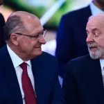 O vice-presidente Geraldo Alckmin (esq) e o presidente Lula (dir), durante o lançamento do programa social Acredita, no Palácio do Planalto - 22/04/2024 | Foto: Ton Molina/Estadão Conteúdo